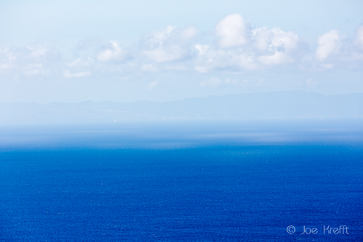 Aussicht vom verglasten Felsbalkon in Richtung Atlantik. Hinten siehst du die Umrisse der Nachbarinsel Teneriffa.